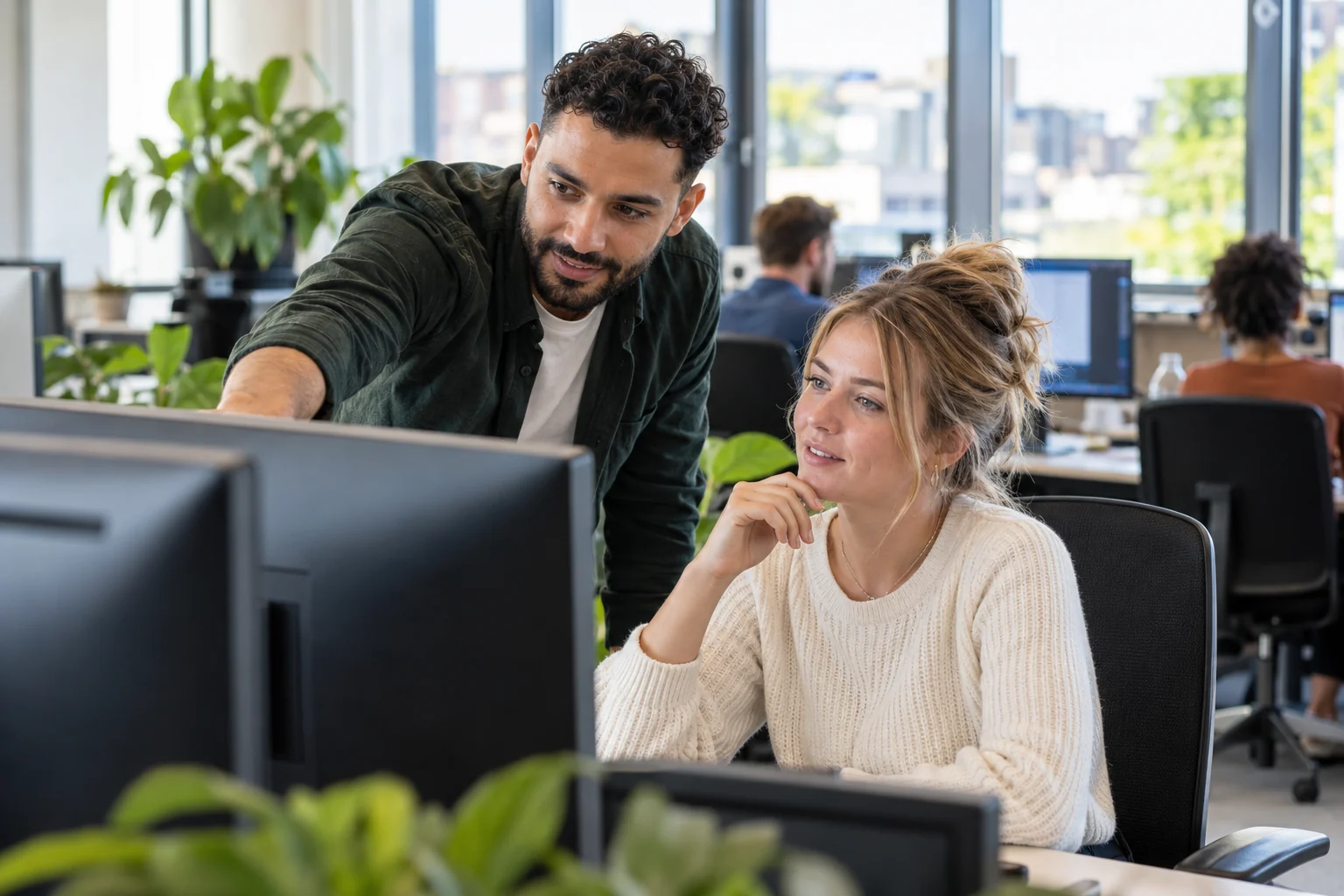 IT-specialist ondersteunt een gebruiker aan de computer
